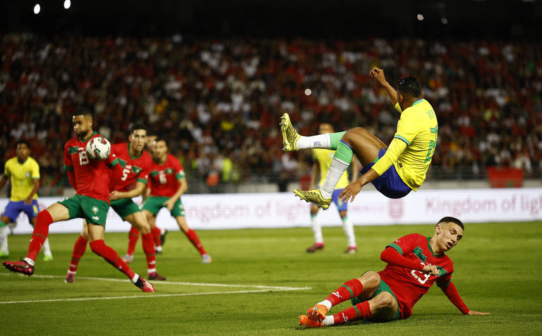 Lance do amistoso entre Brasil e Marrocos em Tânger, neste sábado, vencido pelos marroquinos por 2 a 1