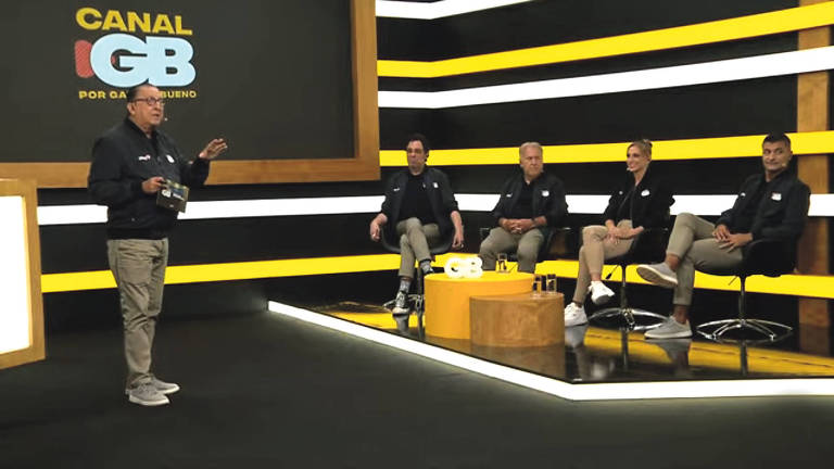 Galvão Bueno (em pé) durante transmissão do Canal GB; sentados (esq. para a dir.): Walter Casagrande, Zico, Fernanda Colombo e Sandro Meira Ricci