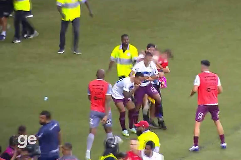 Homem invade o campo com criança no colo após derrota do Internacional e agride jogadores do Caxias no Beira-Rio, em Porto Alegre