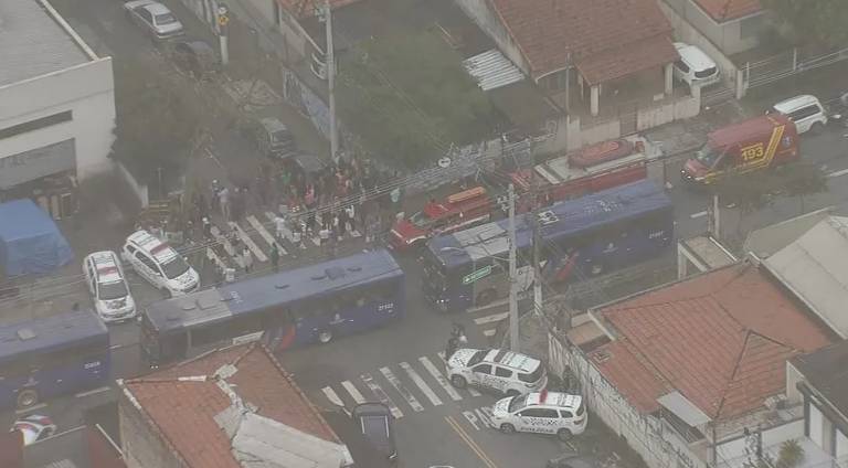 Região da escola Thomazia Montoro ficou tomada de ambulâncias e viaturas da Polícia Militar