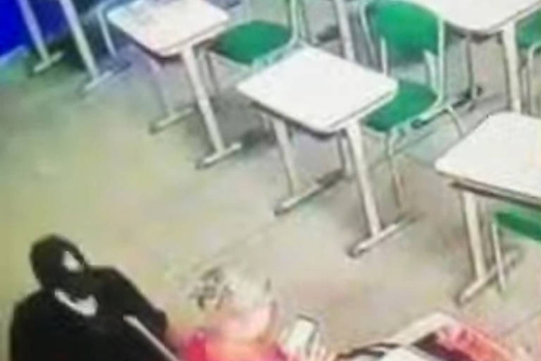 Momento em que o adolescente esfaqueia alunos e professoras na manhã desta segunda-feira (27) dentro da Escola Estadual Thomazia Montoro; o agressor é um estudante de 13 anos