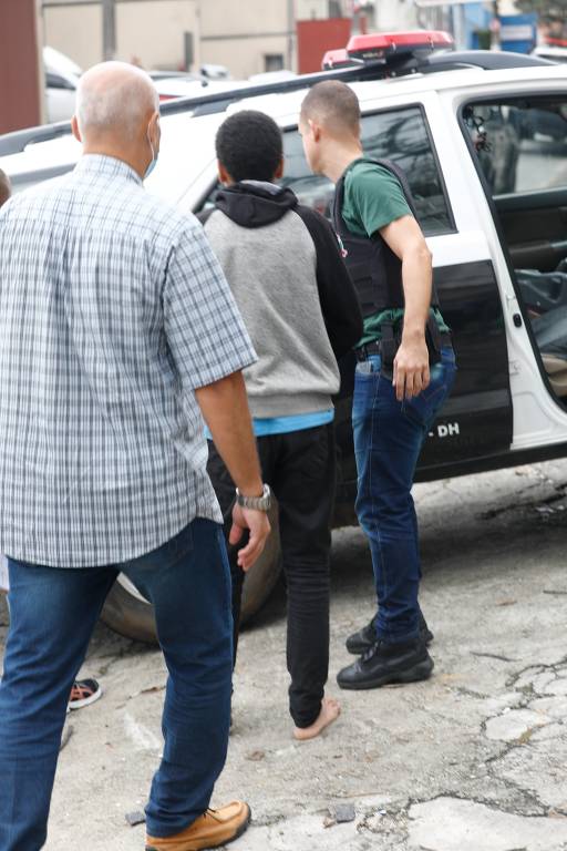 Menor que testemunhou ataques na escola é conduzido para viatura por policiais