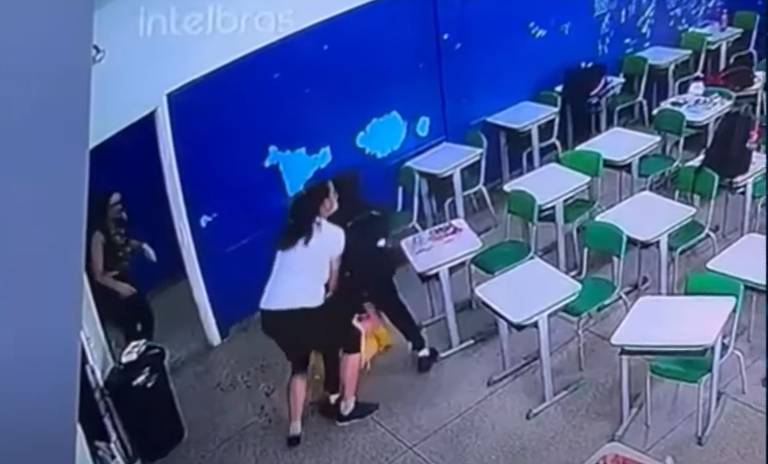 Imagem de câmera de segurança mostra professora tentando conter o jovem que ataca outra professora no chão (de camisa amarela)