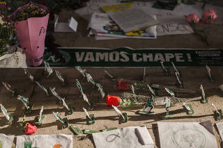 Tragédia da Chapecoense - Torcedores homenageiam mortos