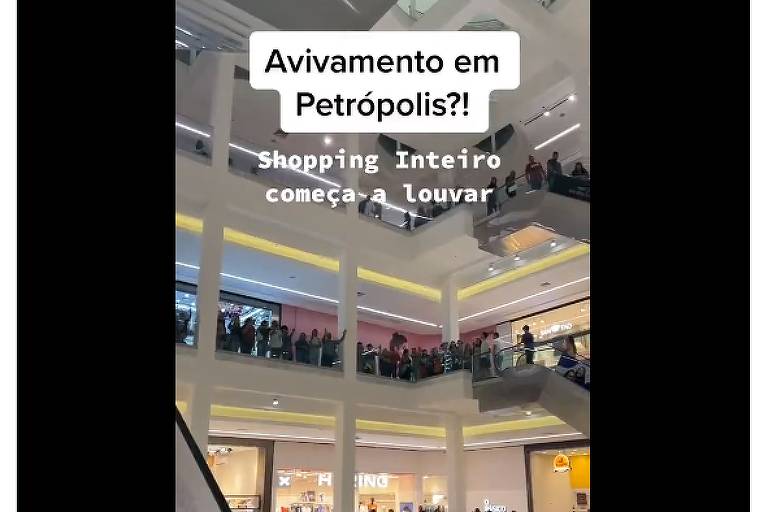 Evangélicos cantam em shopping em Petrópolis (RJ)