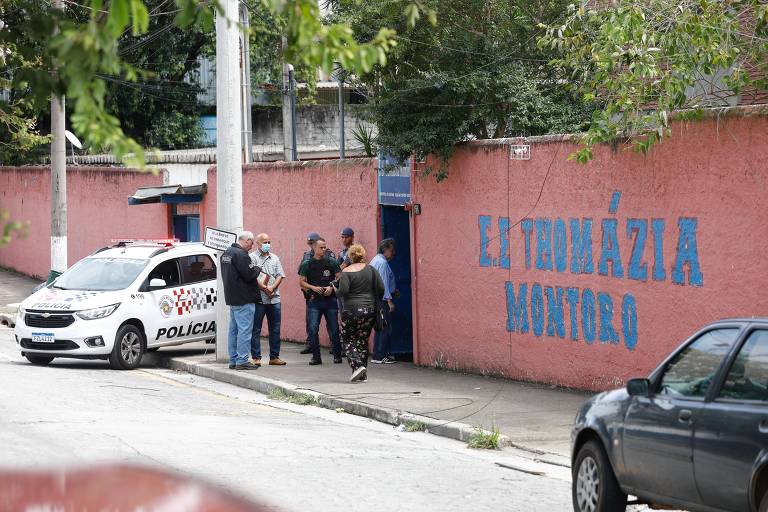 Na entrada da escola estadual Thomazia Montoro, na Vila Sônia, zona oeste de São Paulo, há um carro da Polícia Militar, além de pessoas à frente da porta da escola