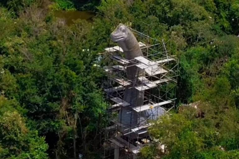 Dinossauro em construção no Parque Rocha Moutonnée, em Salto (SP)