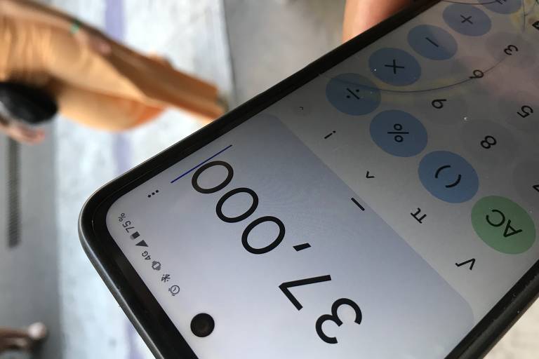 Tela do celular mostra números na calculadora 