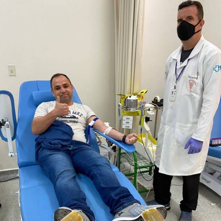 Rafael Pereira Nogueira (à esquerda) fez a doação do 'sangue raro'...