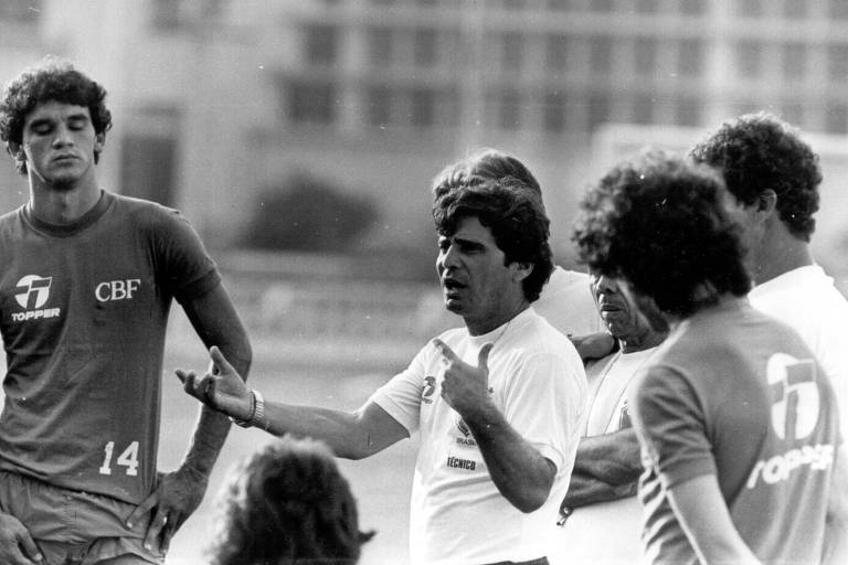 Edu Coimbra orienta os jogadores da seleção brasileira em 1984