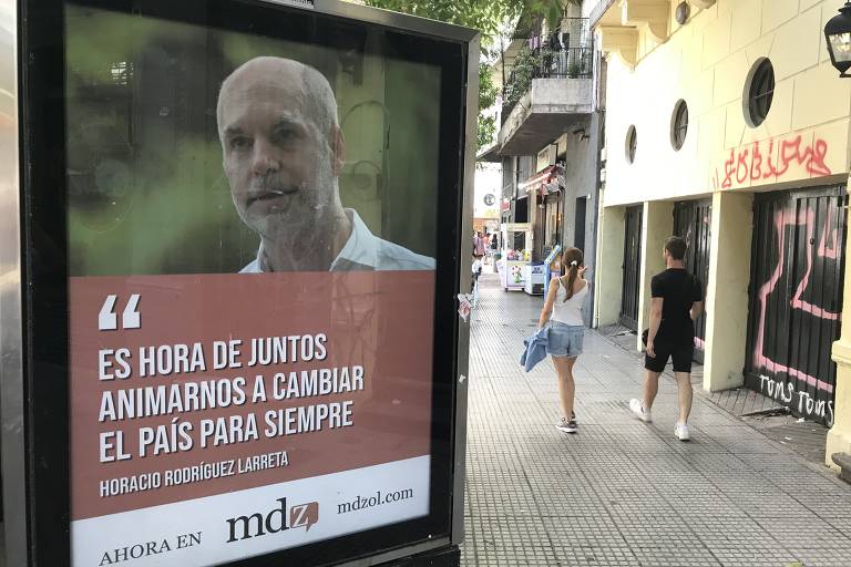 Argentinos começam a espalhar cartazes para as eleições deste ano