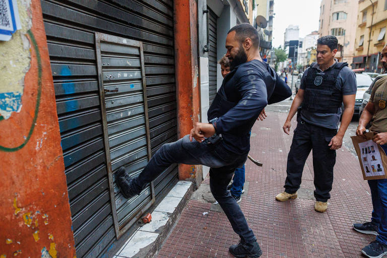 Policial civil chuta porta de bar na rua Guaianases