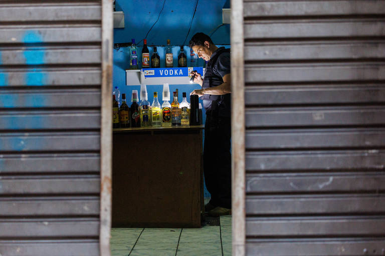 Policiais civis arrombam bar na rua Guaianases; imóvel é suspeito de ser um dos pontos usados para esconder celulares furtados