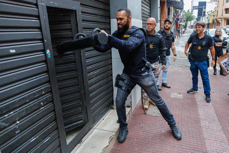 Policial civil arromba bar na rua Guaianases; imóvel é suspeito de ser um dos pontos usados para esconder celulares furtados