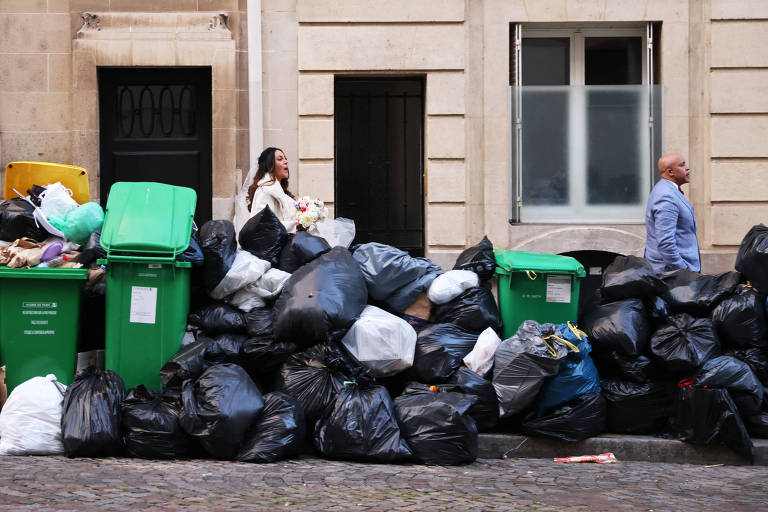 Garis encerram greve em Paris após acúmulo de 10 mil toneladas de lixo nas ruas