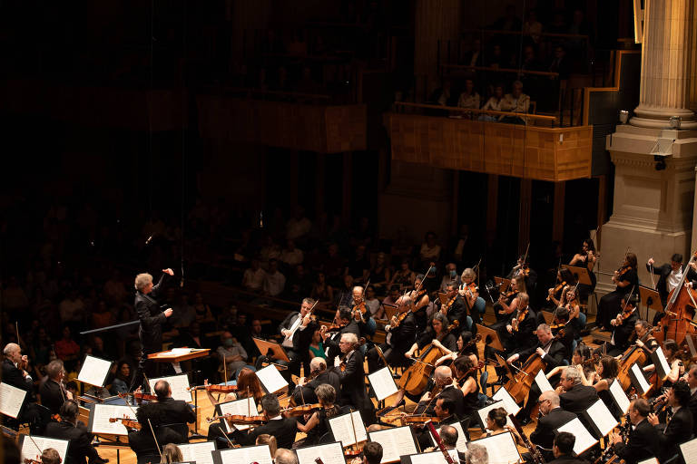 A Osesp na Sala São Paulo com seu diretor musical e regente titular, Thierry Fischer, na abertura da temporada 2023