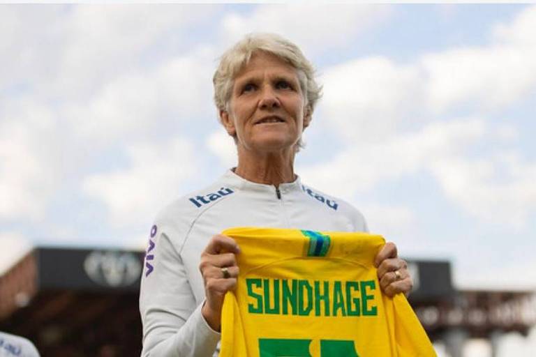 A técnica da seleção brasileira, Pia Sundhage segura um uniforme com seu nome nas costas
