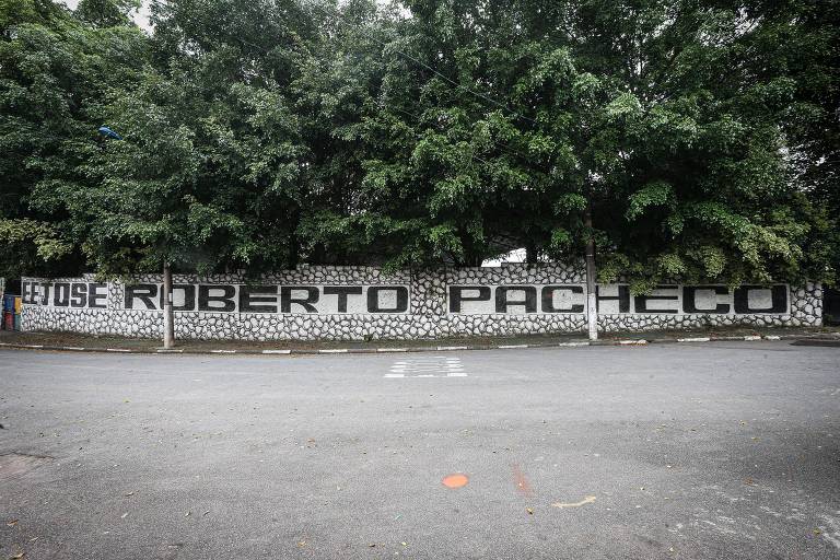 Muro com o nome da escola estadual José Roberto Pacheco, no bairro Jardim Frei Galvão, em Taboão da Serra, na Grande São Paulo