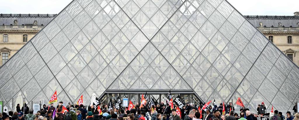Manifestantes fazem protesto na frente do Museu do Louvre, em Paris