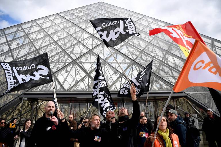 Manifestantes fazem protesto em frente ao Museu do Louvre, em Paris