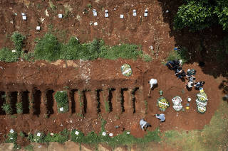 Pais atinge marca de 700 mil mortos por Covid. Vista de sepultamento no Cemitrio Vila Formosa