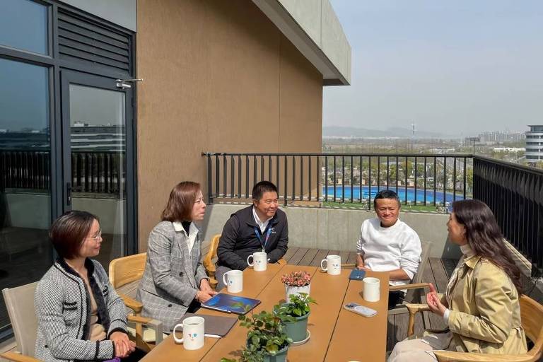 Na foto distribuída pela equipe de Jack Ma e publicada pelo South China Morning Post, o empresário conversa com professores