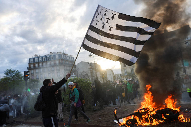 Menores e menos violentos, protestos na França consolidam crise de Macron