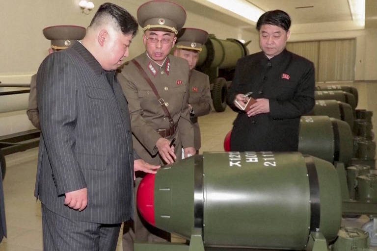 O ditador Kim Jong-un inspeciona uma das supostas bombas nucleares miniaturizadas