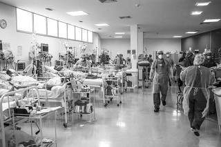 São Paulo em tempos de coronavírus / Pacientes internados na UTI do Hospital de Campanha AME Barradas, em Heliópolis