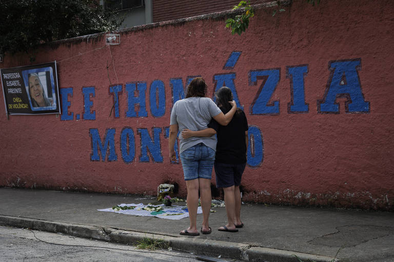 Flores e faixas em frente a escola acataca