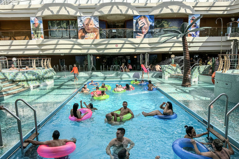 Piscina coberta do MSC Fantasia, que abrigou o Navio da Xuxa