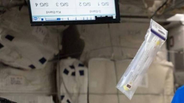 Embalagem de plástico voando no centro da Estação Espacial Internacional