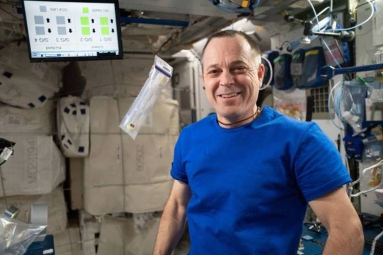 Astronauta posa para foto dentro da Estação Espacial Internacional