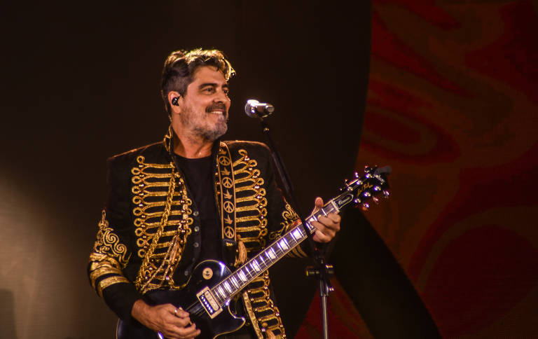 Junno Andrade, cantor e marido de Xuxa, embala a plateia com hits dos anos 80, antes de a apresentadora entrar no palco