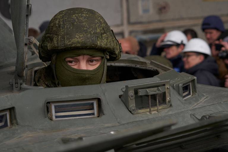 Soldado russo em blindado durante visita da delegação da Agência Internacional de Energia Atômica à usina nuclear de Zaporíjia, ocupada por Moscou na Ucrânia