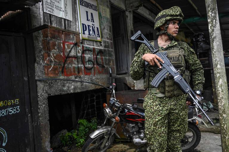 Ataque de guerrilheiros na Colômbia coloca plano de 'paz total' de Petro sob tensão