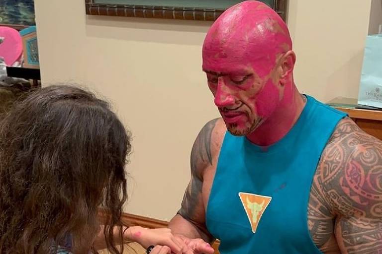 Dwayne Johnson surge pintado de rosa após um dia de beleza com as filhas