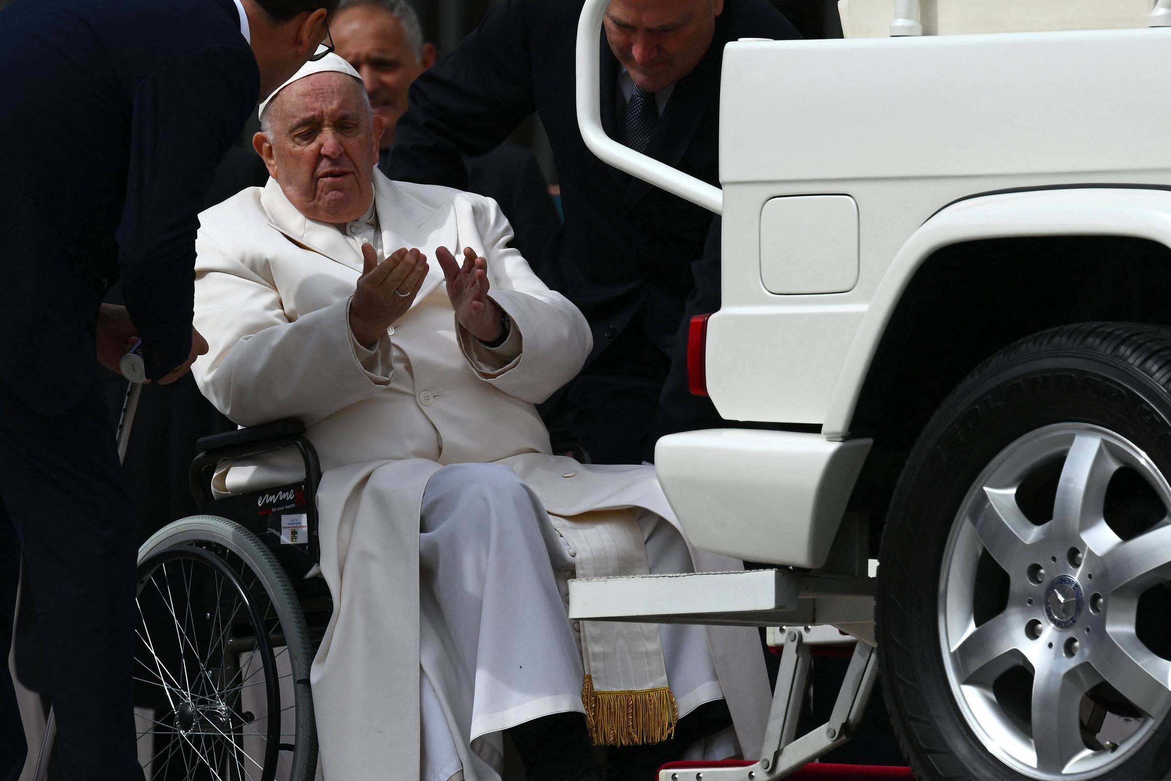 Papa Francisco é internado com infecção respiratória