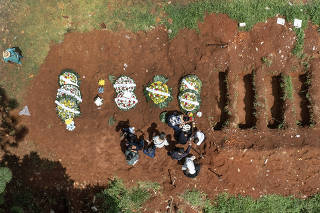 Pais atinge marca de 700 mil mortos por Covid. Vista de sepultamento no Cemitrio Vila Formosa