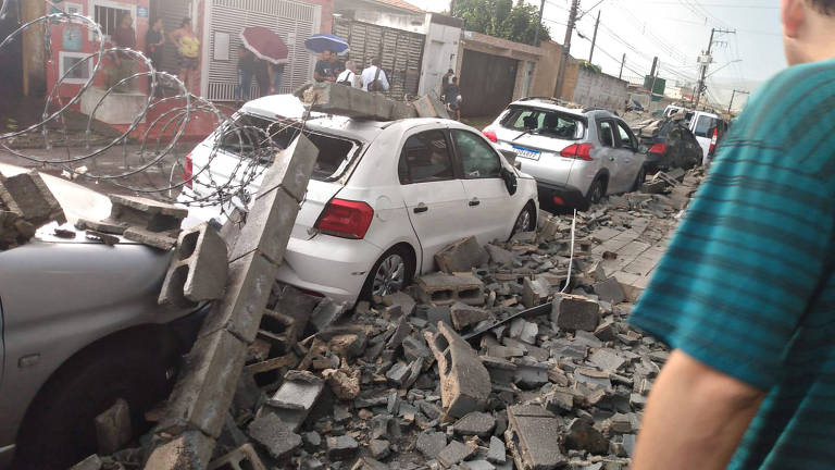 Muro de uma empresa caiu no bairro de Cumbica, em Guarulhos, e atingiu alguns carros parados na rua. Ninguém se feriu