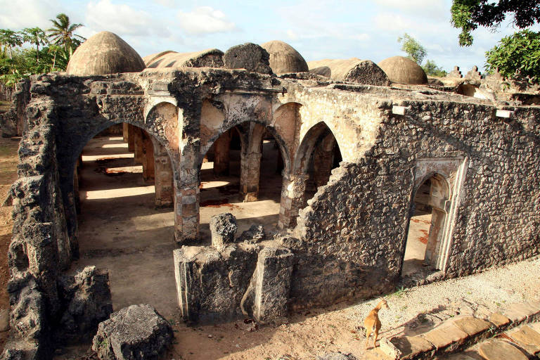 Ruínas de mesquita na ilha de Kilwa Kisiwani, na região sul da Tanzânia  