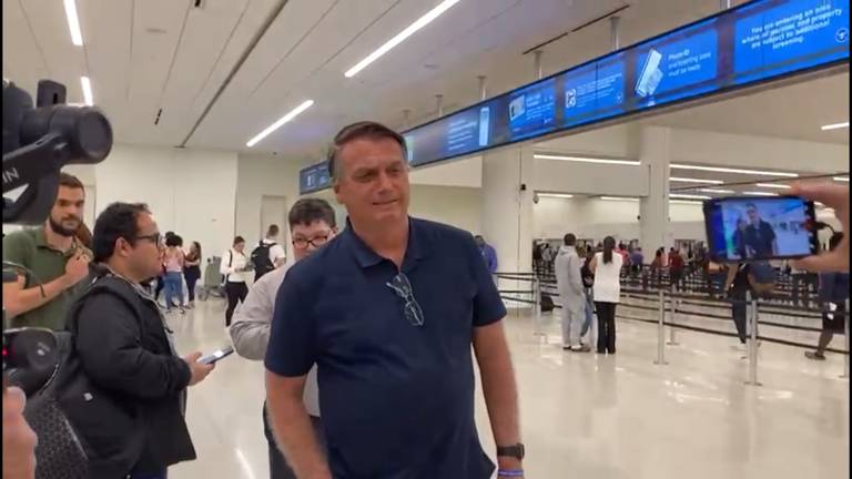 O ex-presidente Jair Bolsonaro no aeroporto de Orlando, ao embarcar de volta ao Brasil, nesta quarta-feira (29)
