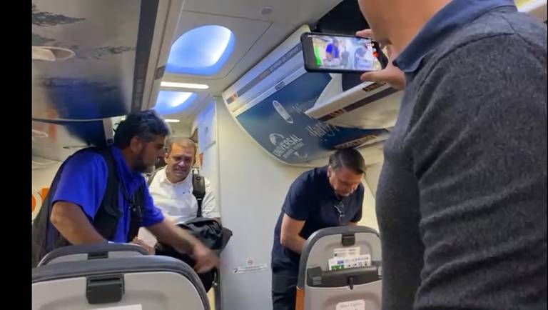 Bolsonaro dentro do avião no aeroporto de Orlando para voltar ao Brasil, nesta quarta-feira (29)