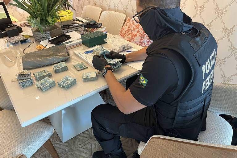 Policial federal faz apreensão de dinheiro durante operação Hinterland contra tráfico internacional de drogas