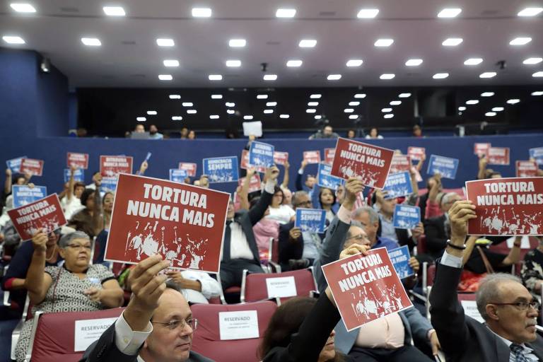 Plateia acompanha o retorno da Comissão de Anistia, que reverteu pedidos de indenização negados pelo governo Bolsonaro