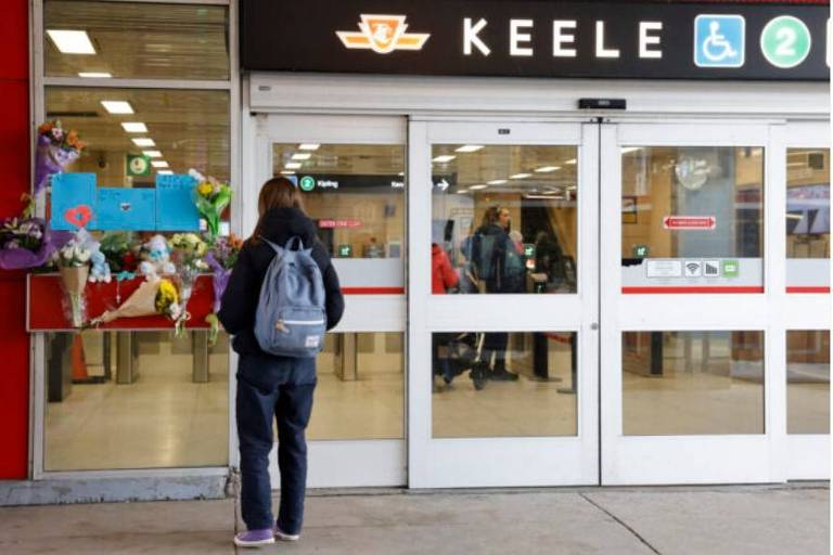 Memorial feito por amigos e familiares na entrada da estação Keele do metrô de Toronto, onde o estudante brasileiro Gabriel Magalhães foi assassinado dia 25 de março com três facadas no peito