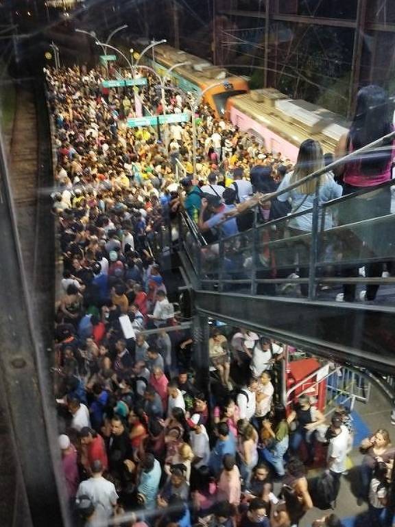 Estação Santo Amaro lotada devido a um problema em um trem na estação João Dias, a linha 9-esmeralda da ViaMobilidade, que passou a operar com velocidade reduzida e maior tempo de parada