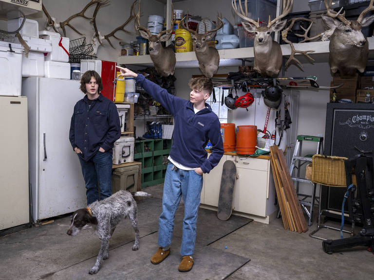 Os irmãos Lander e Badge Busse na garagem de sua família em Kalispell; dezesseis jovens processaram Montana porque seu apoio aos combustíveis fósseis violaria a constituição do estado