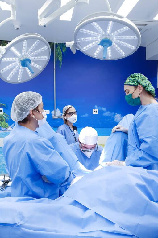 O médico Matheus Manica durante cirurgia de adequação genital, que é complexa e exige tempo prolongado de recuperação