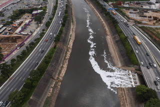 Água poluída do córrego Cabuçu de Cima chega ao Tietê, em São Paulo 